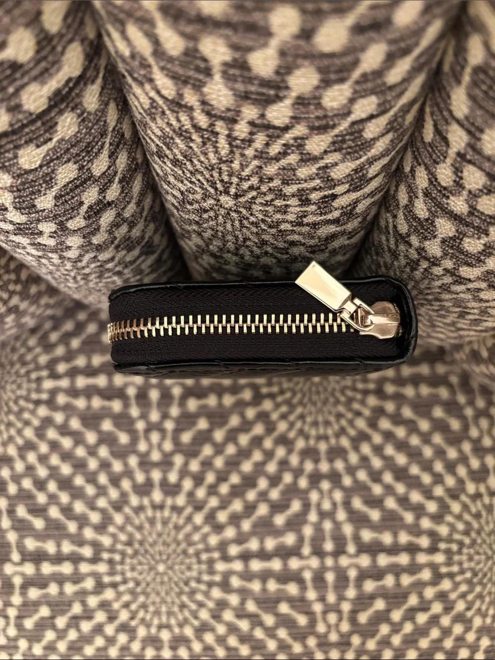 Guess Quilted Black Compact Wallet Clutch Purse Zip Around Like New